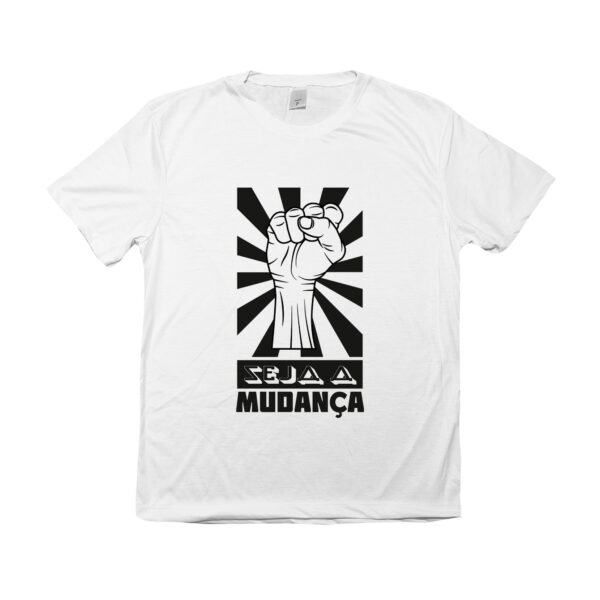 Camiseta Seja a Mudança – estampa de punho erguido em preto sobre fundo branco, símbolo de resistência e transformação social.