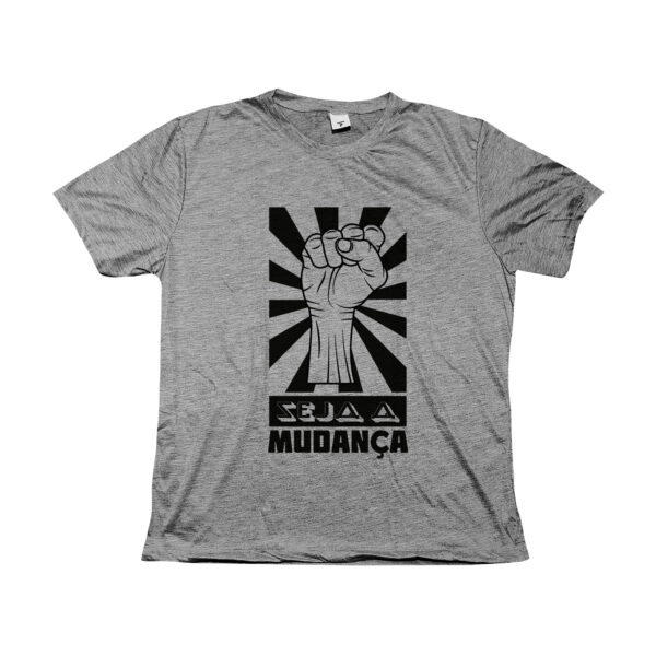 Camiseta Seja a Mudança – estampa de punho erguido em preto sobre fundo branco, símbolo de resistência e transformação social.