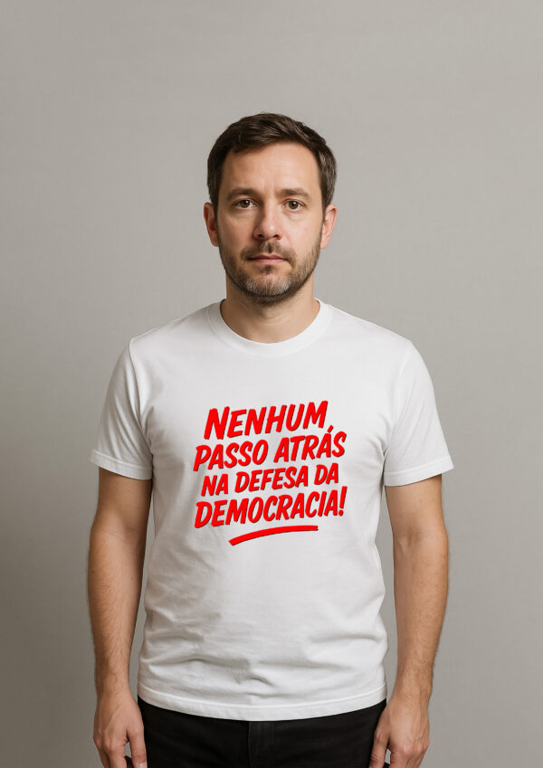 Camiseta Nenhum Passo Atrás na Defesa da Democracia