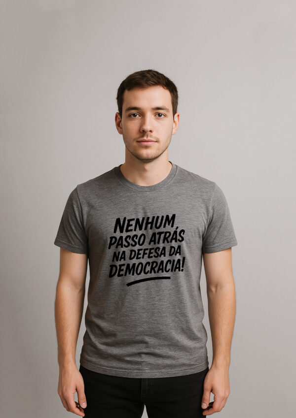 Camiseta Nenhum Passo Atrás na Defesa da Democracia