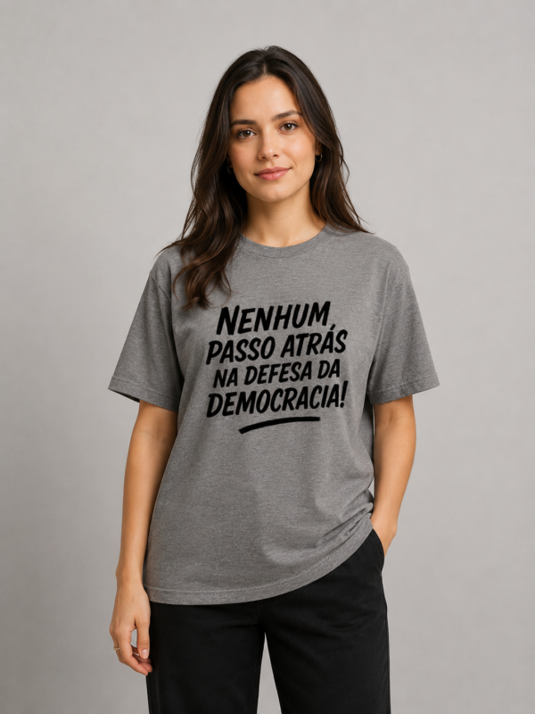Camiseta Nenhum Passo Atrás na Defesa da Democracia