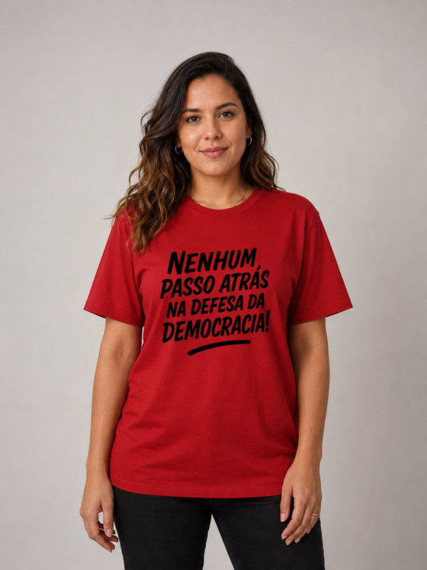 Camiseta Nenhum Passo Atrás na Defesa da Democracia