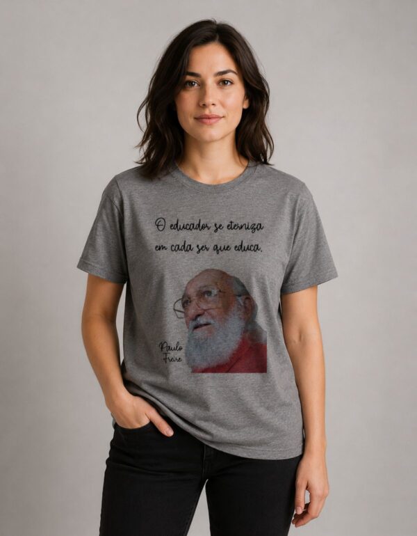 Camiseta O Educador se Eterniza em Cada Ser que Educa Paulo Freire