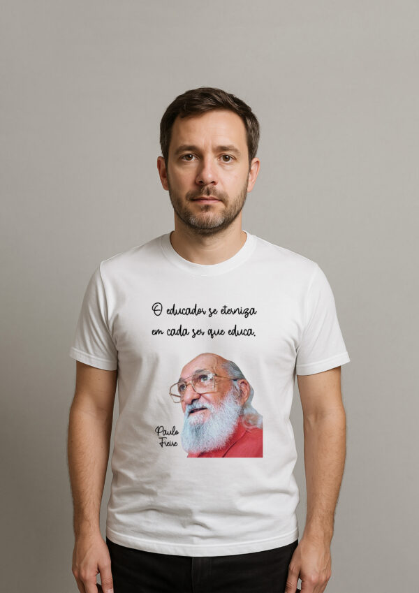 Camiseta O Educador se Eterniza em Cada Ser que Educa Paulo Freire