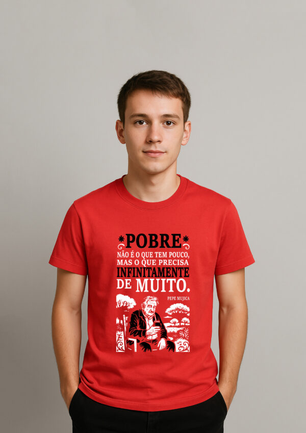 Camiseta Pepe Mujica Pobre Não é o Que Tem Pouco Algodão