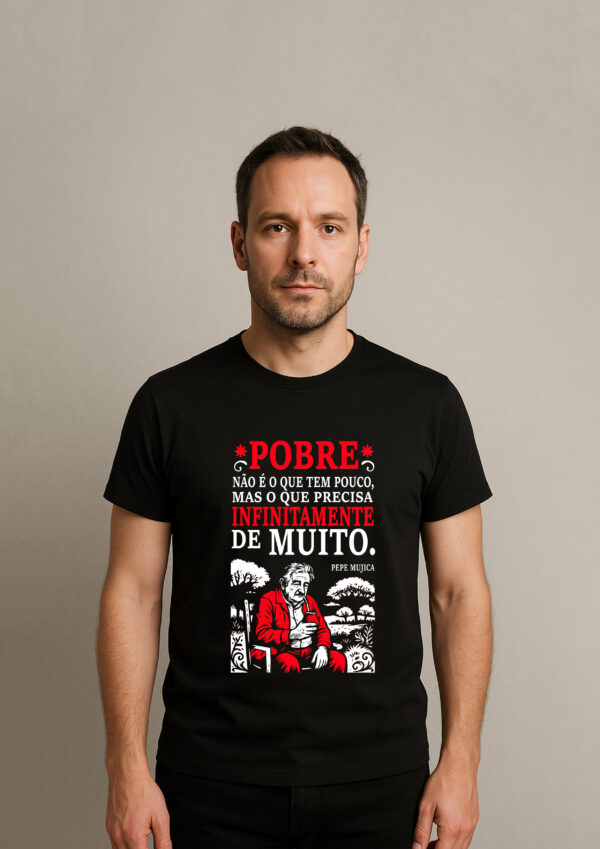 Camiseta Pepe Mujica Pobre Não é o Que Tem Pouco Algodão