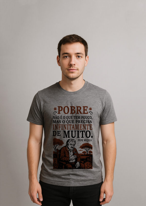 Camiseta Pepe Mujica Pobre Não é o Que Tem Pouco