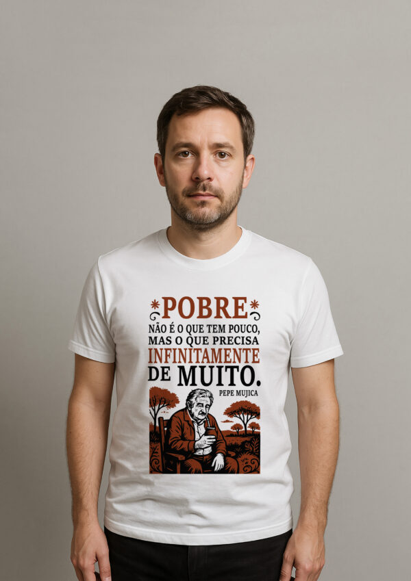 Camiseta Pepe Mujica Pobre Não é o Que Tem Pouco