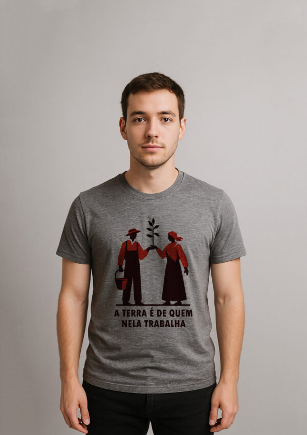 Camiseta A Terra é de Quem Nela Trabalha Reforma Agrária Esquerda