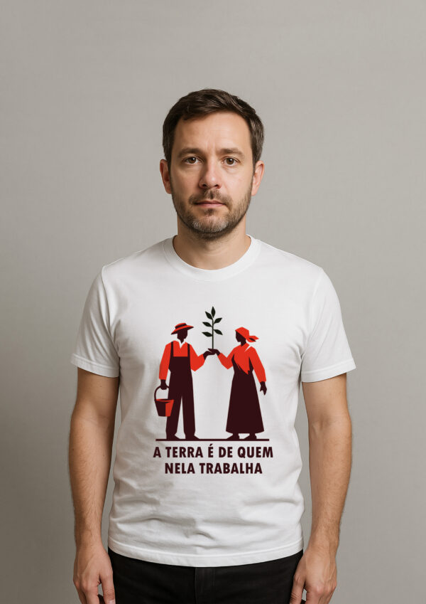 Camiseta A Terra é de Quem Nela Trabalha Reforma Agrária Esquerda