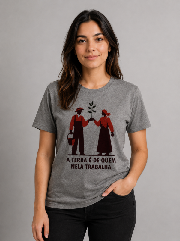 Camiseta A Terra é de Quem Nela Trabalha Reforma Agrária Esquerda
