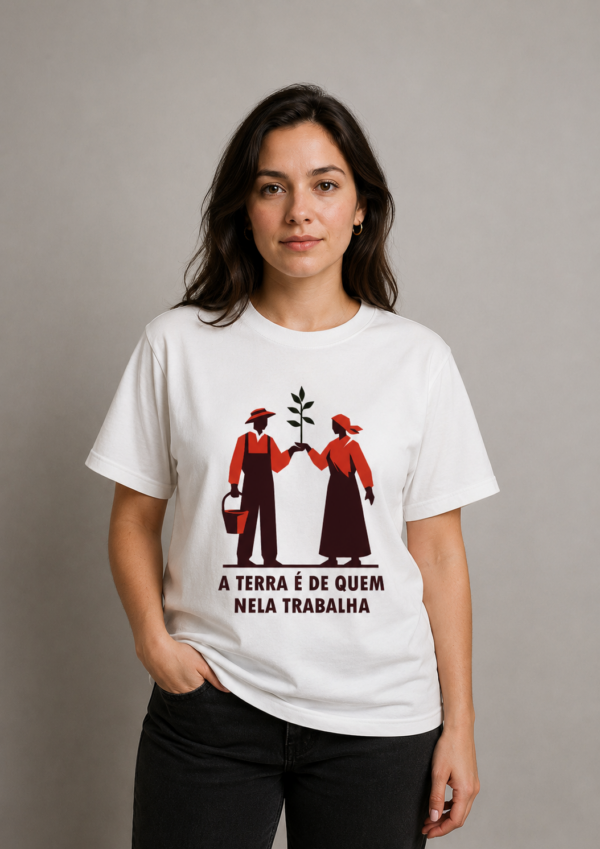 Camiseta A Terra é de Quem Nela Trabalha Reforma Agrária Esquerda
