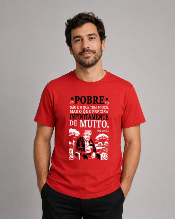 Camiseta Pepe Mujica Pobre Não é o Que Tem Pouco Algodão