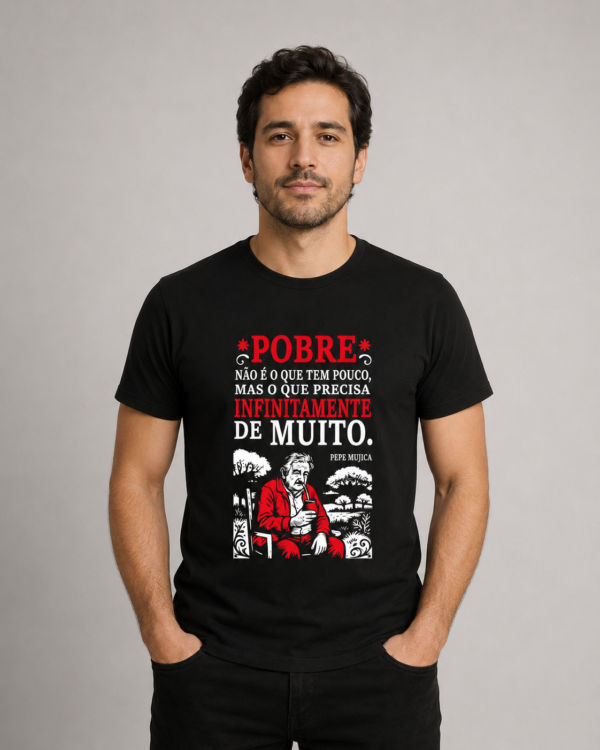 Camiseta Pepe Mujica Pobre Não é o Que Tem Pouco Algodão