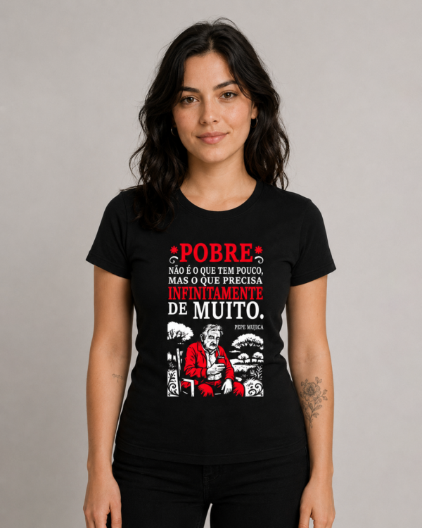 Camiseta Pepe Mujica Pobre Não é o Que Tem Pouco Algodão