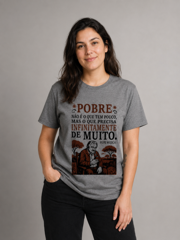 Camiseta Pepe Mujica Pobre Não é o Que Tem Pouco