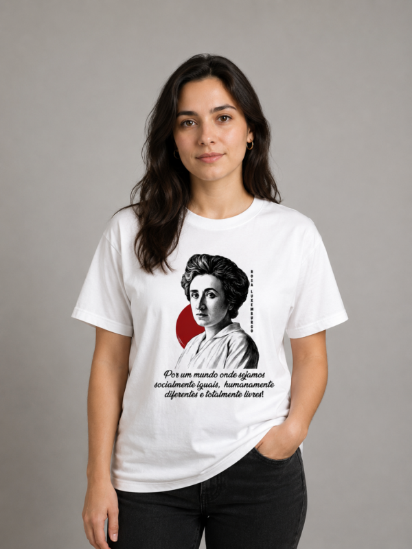 Camiseta Rosa Luxemburgo Por um mundo onde sejamos socialmente iguais humanamente diferentes e totalmente livres